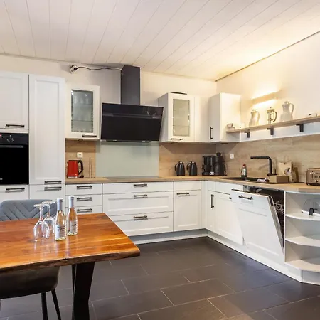 Holiday home Haus Mit 12 Schlafzimmern, 8 Baeder