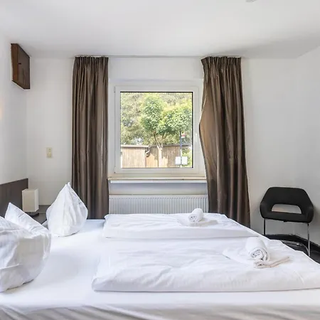 Haus Mit 12 Schlafzimmern, 8 Baeder Winterberg